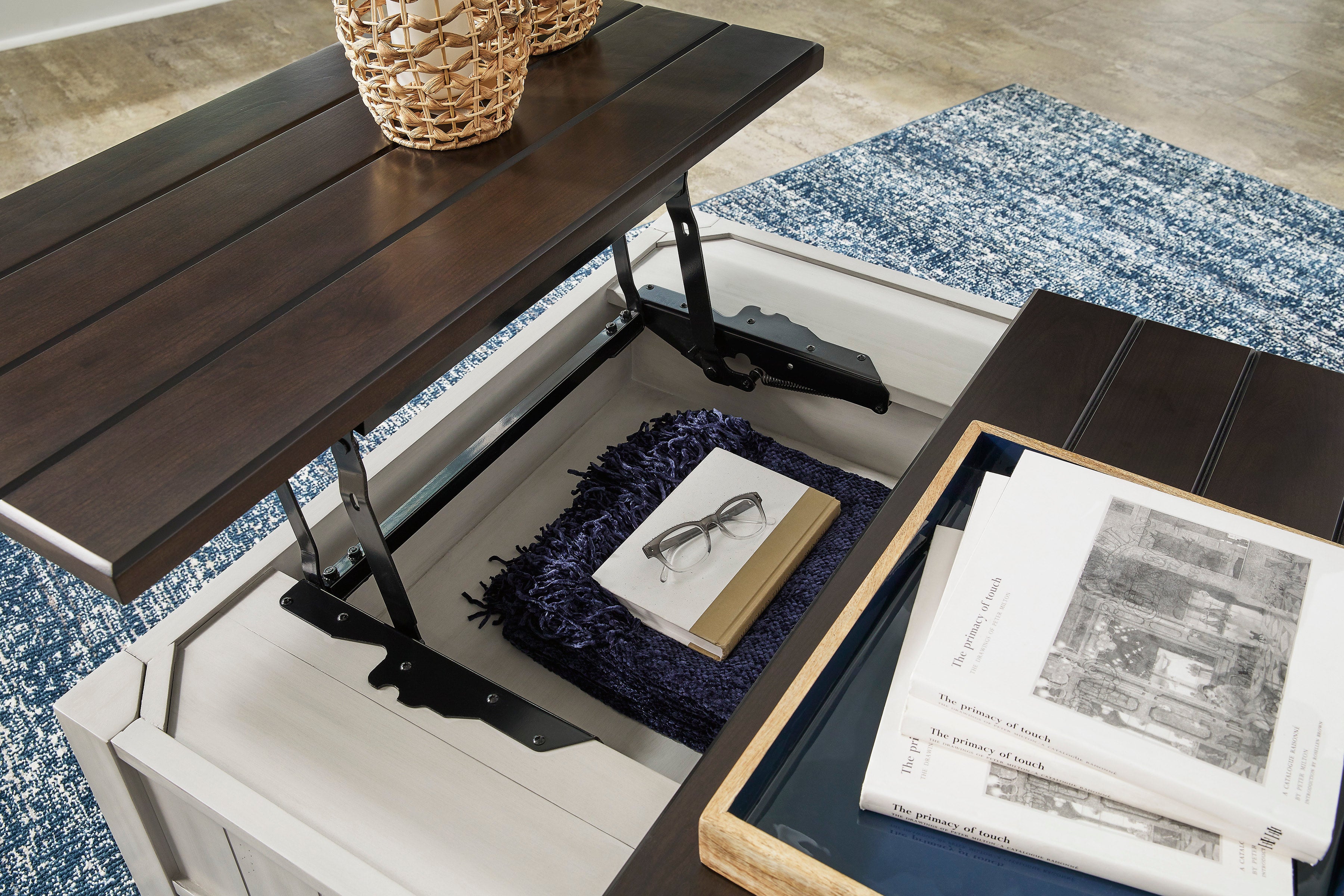T796-00 - Lift Top Cocktail Table
